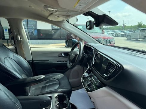 Used 2022 Chrysler Pacifica Touring-L w/ Uconnect Theater Family Group FWD image 30