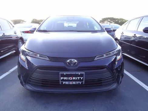 Used 2025 Toyota Corolla LE FWD image 2