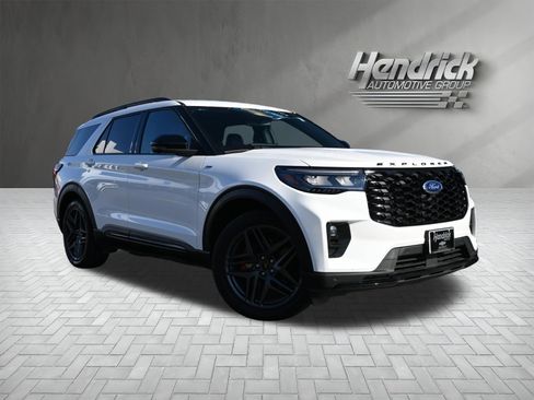 Used 2025 Ford Explorer ST-Line w/ Premium Package image 2