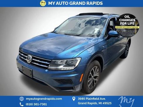 Used 2019 Volkswagen Tiguan SE w/ Panoramic Sunroof Package AWD/4WD image 3