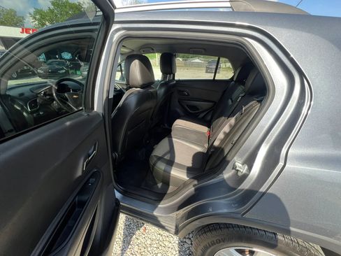 Used 2019 Chevrolet Trax LT w/ LT Convenience Package FWD image 8