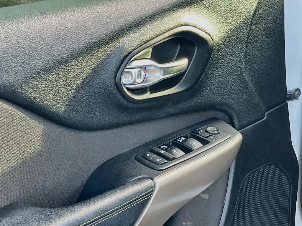 Used 2017 Jeep Cherokee Sport FWD image 16