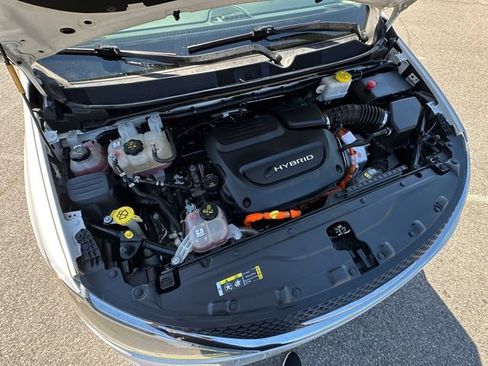 Used 2020 Chrysler Pacifica Limited w/ Advanced Safetytec Group FWD image 32