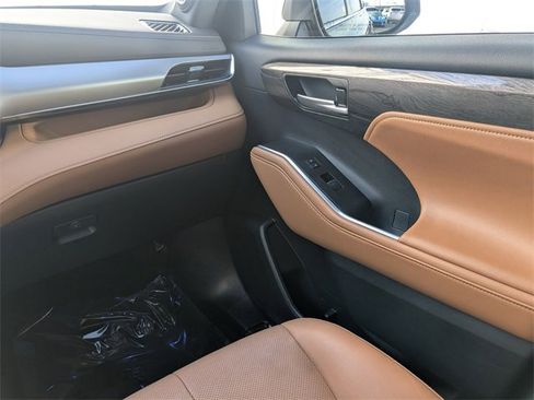 Used 2023 Toyota Highlander Platinum image 21