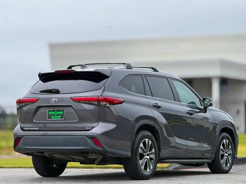 Used 2021 Toyota Highlander XLE FWD image 12