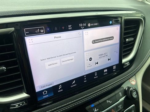 Used 2024 Chrysler Pacifica Limited FWD image 13