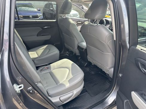 Used 2023 Toyota Highlander XLE image 32