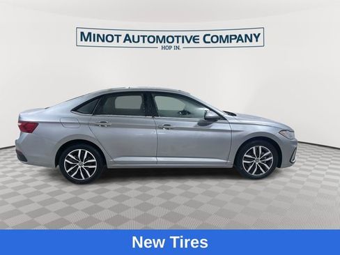 Used 2025 Volkswagen Jetta SE FWD image 9