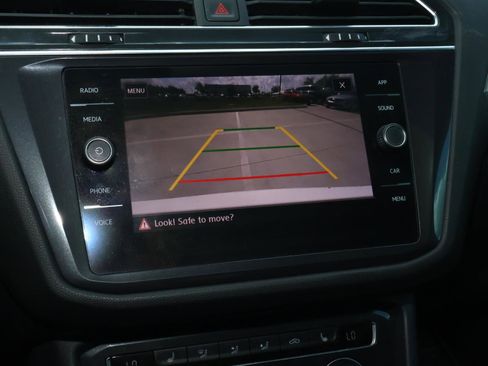 Used 2020 Volkswagen Tiguan SE w/ Panoramic Sunroof Package image 30