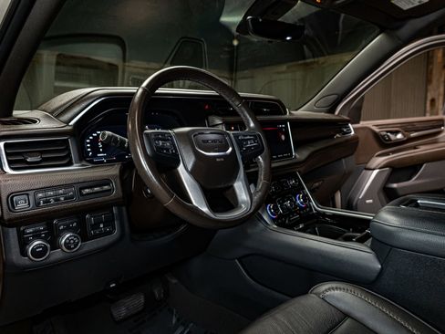 Used 2022 GMC Yukon Denali w/ Denali Premium Package image 12
