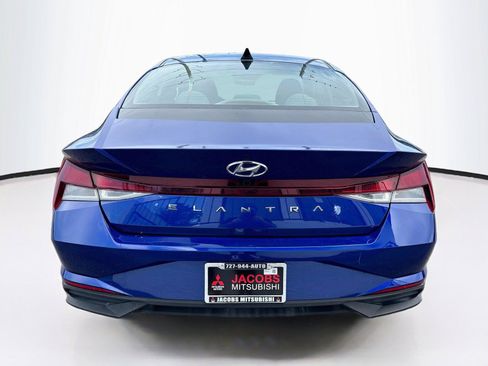 Used 2023 Hyundai Elantra SEL w/ Winter Weather Package FWD image 3