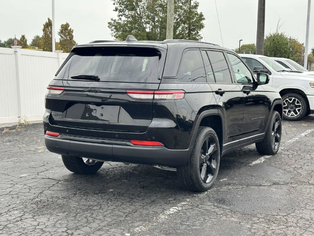 Used 2024 Jeep Grand Cherokee Altitude AWD/4WD image 4