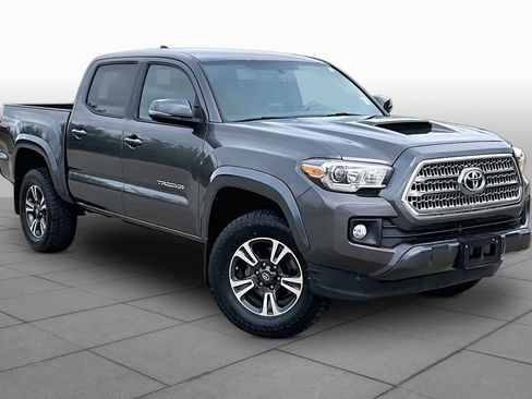 Used 2017 Toyota Tacoma TRD Sport w/ Tow Package RWD image 3