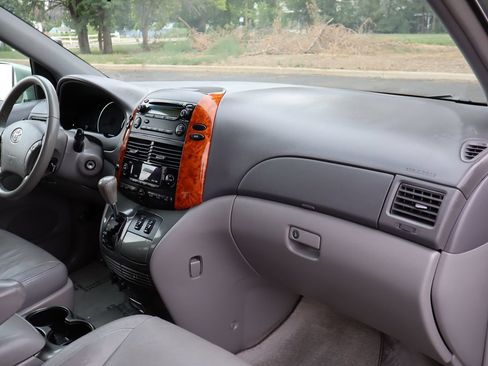 Used 2009 Toyota Sienna XLE FWD image 17
