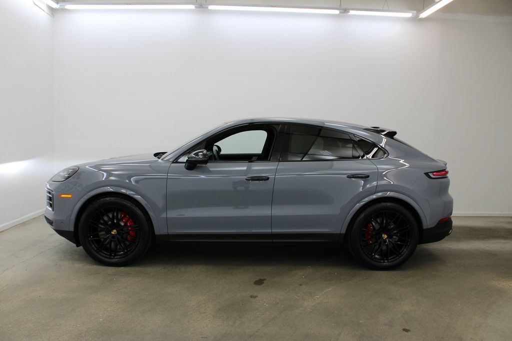 Used 2025 Porsche Cayenne S AWD/4WD image 2