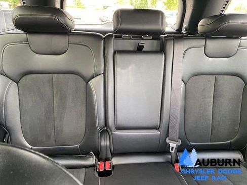 Used 2025 Jeep Grand Cherokee Altitude AWD/4WD image 21
