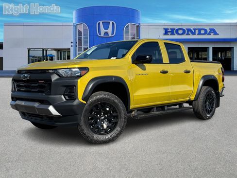 Used 2023 Chevrolet Colorado Trail Boss w/ Technology Package image 2
