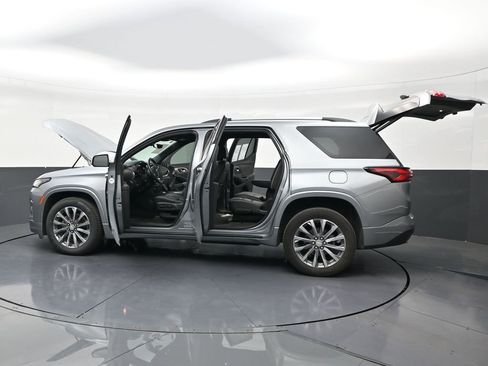 Used 2023 Chevrolet Traverse Premier FWD image 30