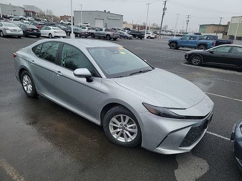 Used 2025 Toyota Camry LE image 12
