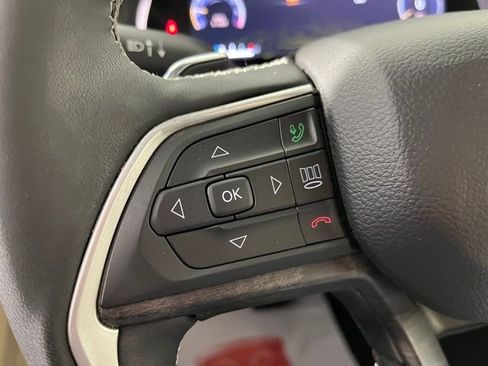 Used 2023 Jeep Grand Cherokee Limited image 17