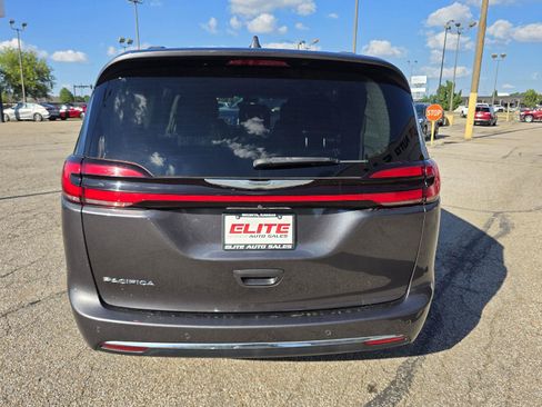 Used 2021 Chrysler Pacifica Touring-L FWD image 6