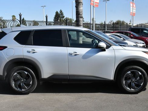 Used 2025 Nissan Rogue SV AWD/4WD image 9