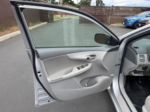 Used 2010 Toyota Corolla LE FWD image 9