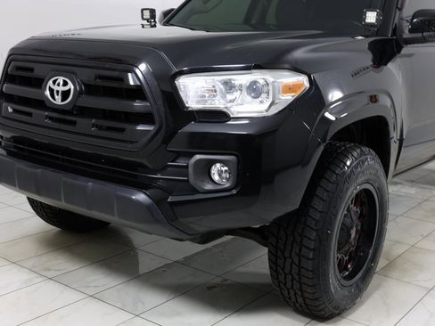 Used 2017 Toyota Tacoma SR image 41