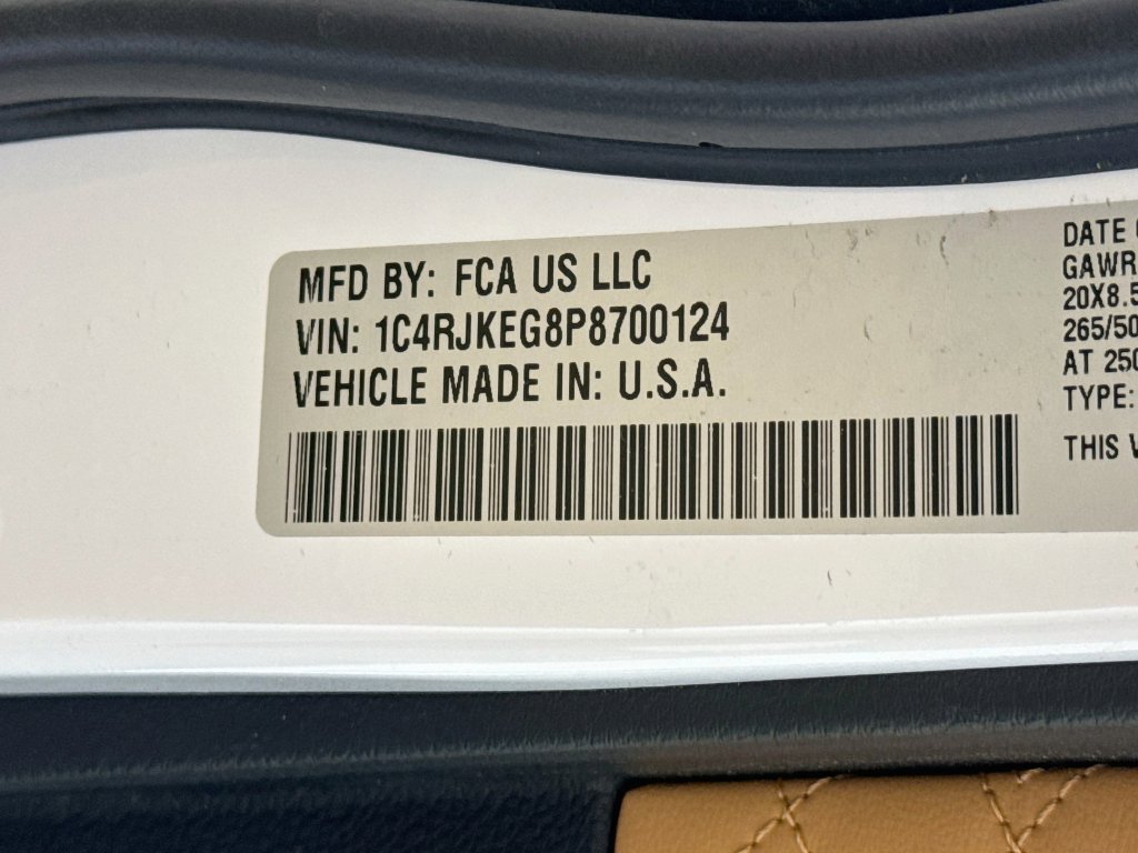 Used 2023 Jeep Grand Cherokee L Summit w/ Luxury Tech Group V AWD/4WD image 44
