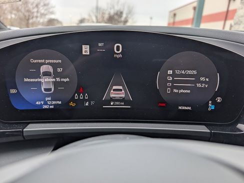 Used 2025 Porsche Macan 4 Electric image 21