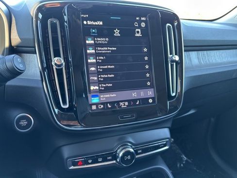 Certified 2025 Volvo XC40 B5 Plus image 21