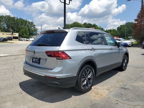 Used 2023 Volkswagen Tiguan SE w/ Panoramic Sunroof Package FWD image 4