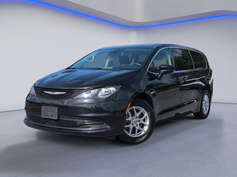 Used 2023 Chrysler Voyager LX FWD image 2