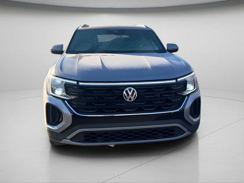 Used 2024 Volkswagen Atlas Cross Sport SE w/ Panoramic Sunroof Package image 11