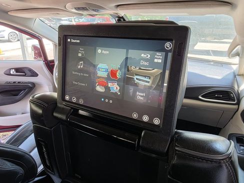 Used 2020 Chrysler Pacifica Limited image 12