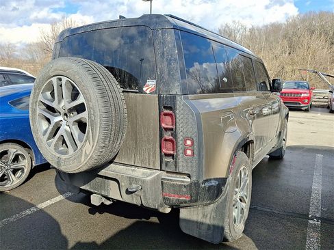 Used 2024 Land Rover Defender 110 X-Dynamic SE image 4