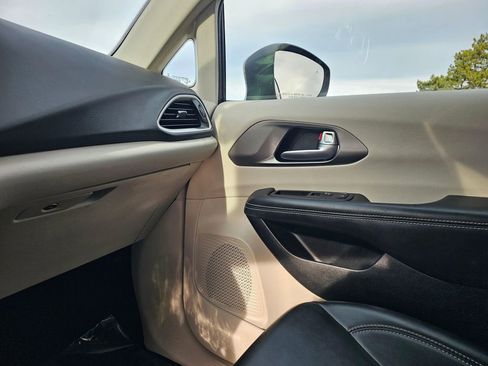 Used 2023 Chrysler Pacifica Touring-L image 26