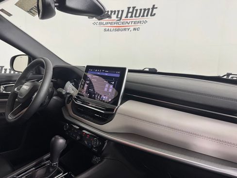 Used 2025 Jeep Compass Limited AWD/4WD image 32