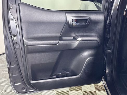 Used 2017 Toyota Tacoma TRD Off-Road w/ Tow Package (A/T) image 18