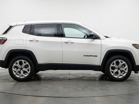 Used 2025 Jeep Compass Latitude AWD/4WD image 11