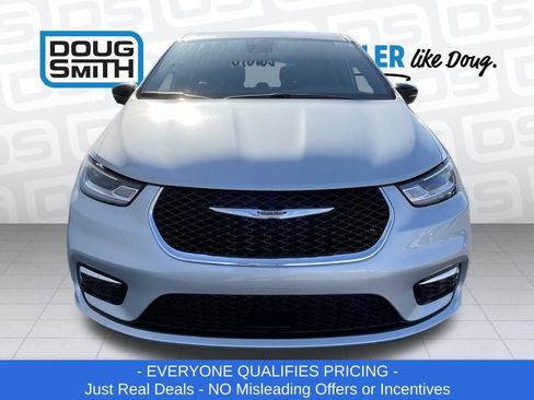 New 2026 Chrysler Pacifica Select image 2