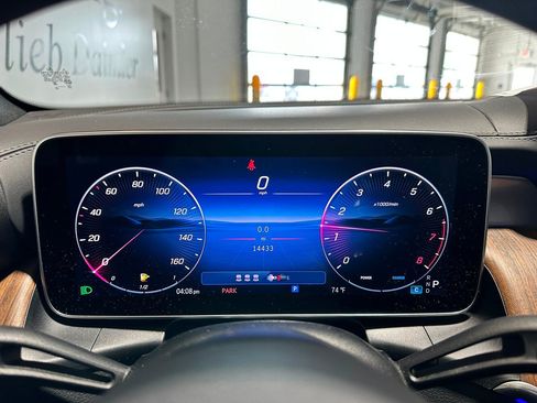 Used 2025 Mercedes-Benz GLC 300 4MATIC image 8