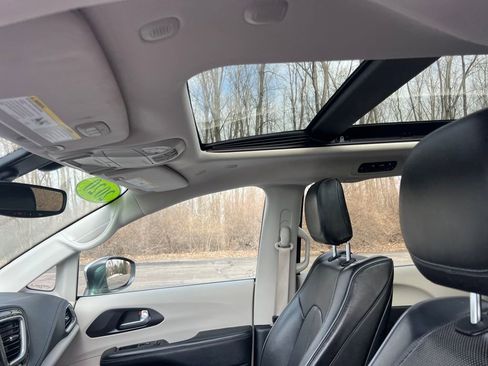 Used 2020 Chrysler Pacifica Limited image 20