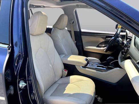 Used 2023 Toyota Highlander Limited FWD image 9