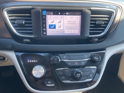 Used 2023 Chrysler Voyager LX FWD image 12