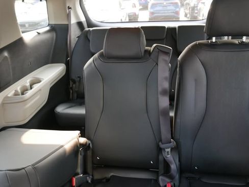 Used 2024 Kia Carnival EX FWD image 39