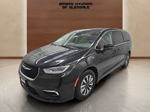 Used 2023 Chrysler Pacifica Touring-L FWD image 2