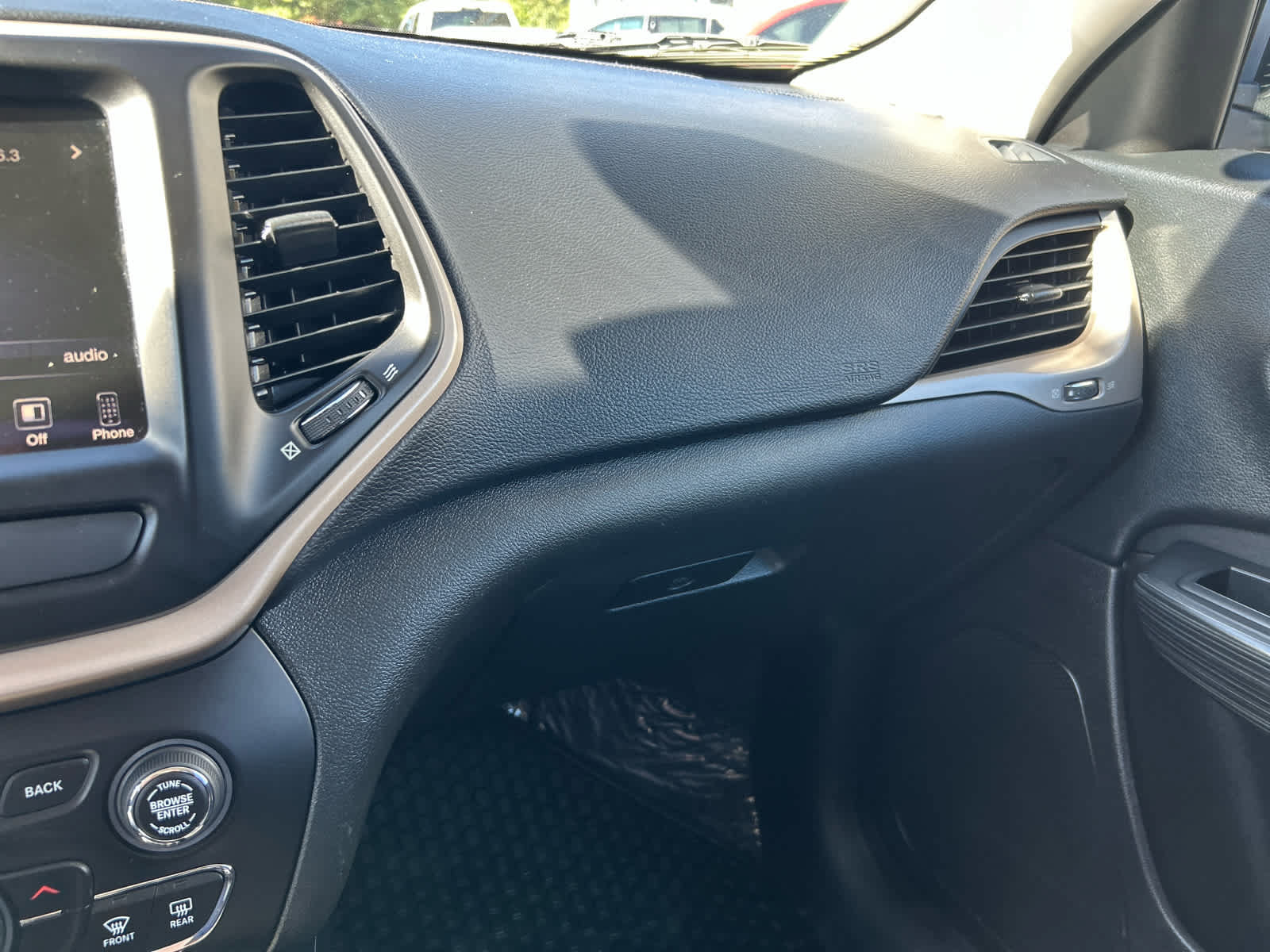 Used 2015 Jeep Cherokee Latitude w/ Cold Weather Group FWD image 19