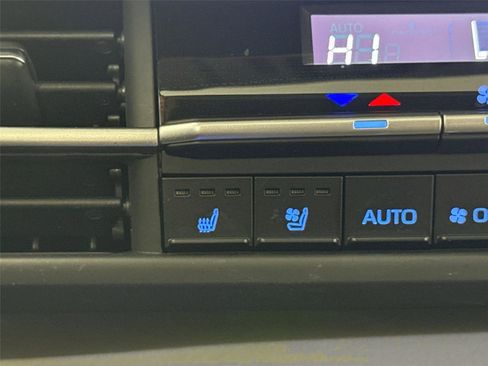 Used 2023 Toyota Sienna Limited FWD image 8