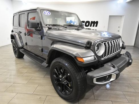 Used 2025 Jeep Wrangler Unlimited Sahara image 7